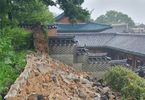 14일 장마철 집중호우로 피해를 입은 창덕궁 인정전 뒤쪽 담장 모습. 연합뉴스