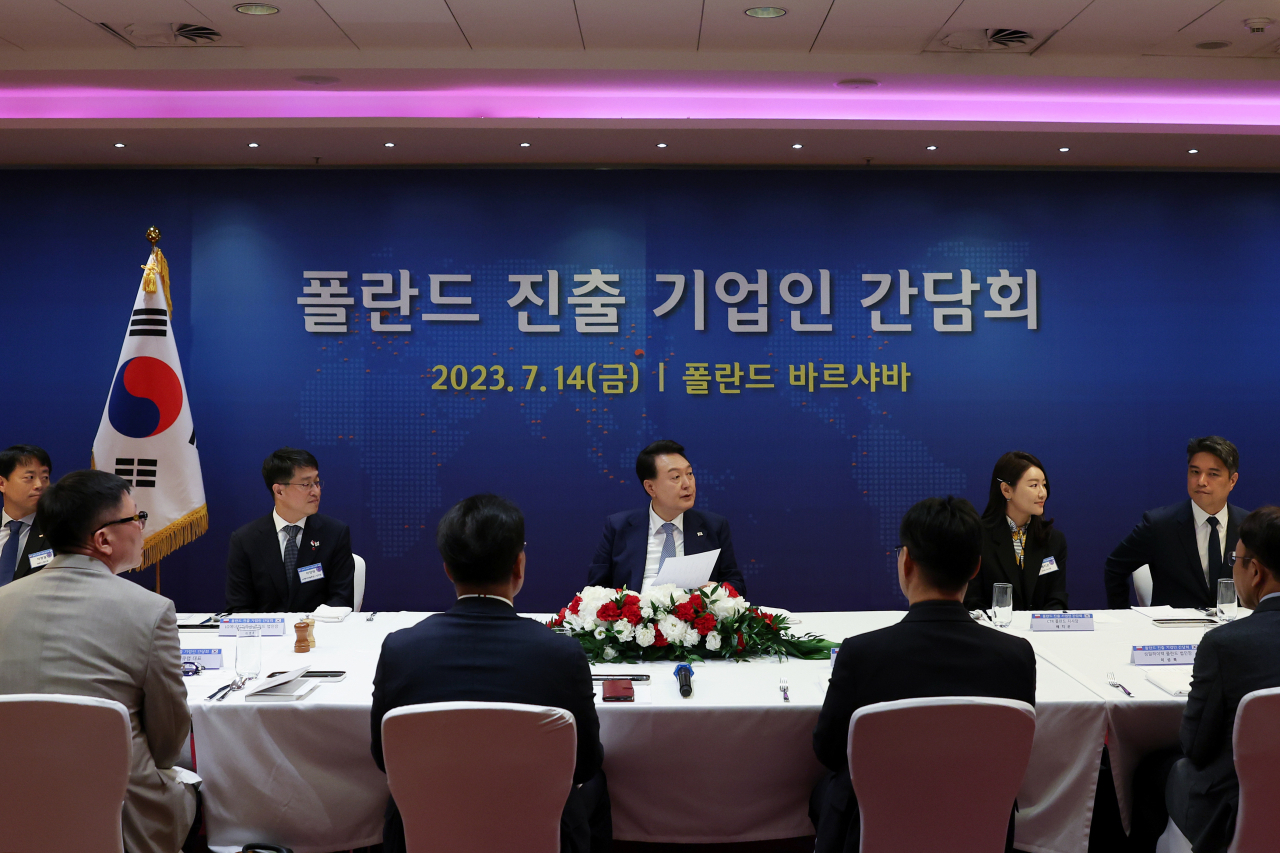 폴란드를 공식 방문 중인 윤석열 대통령이 14일(현지시간) 바르샤바 시내 한 호텔에서 폴란드 진출 기업인들과 오찬 간담회를 하고 있다. [연합]