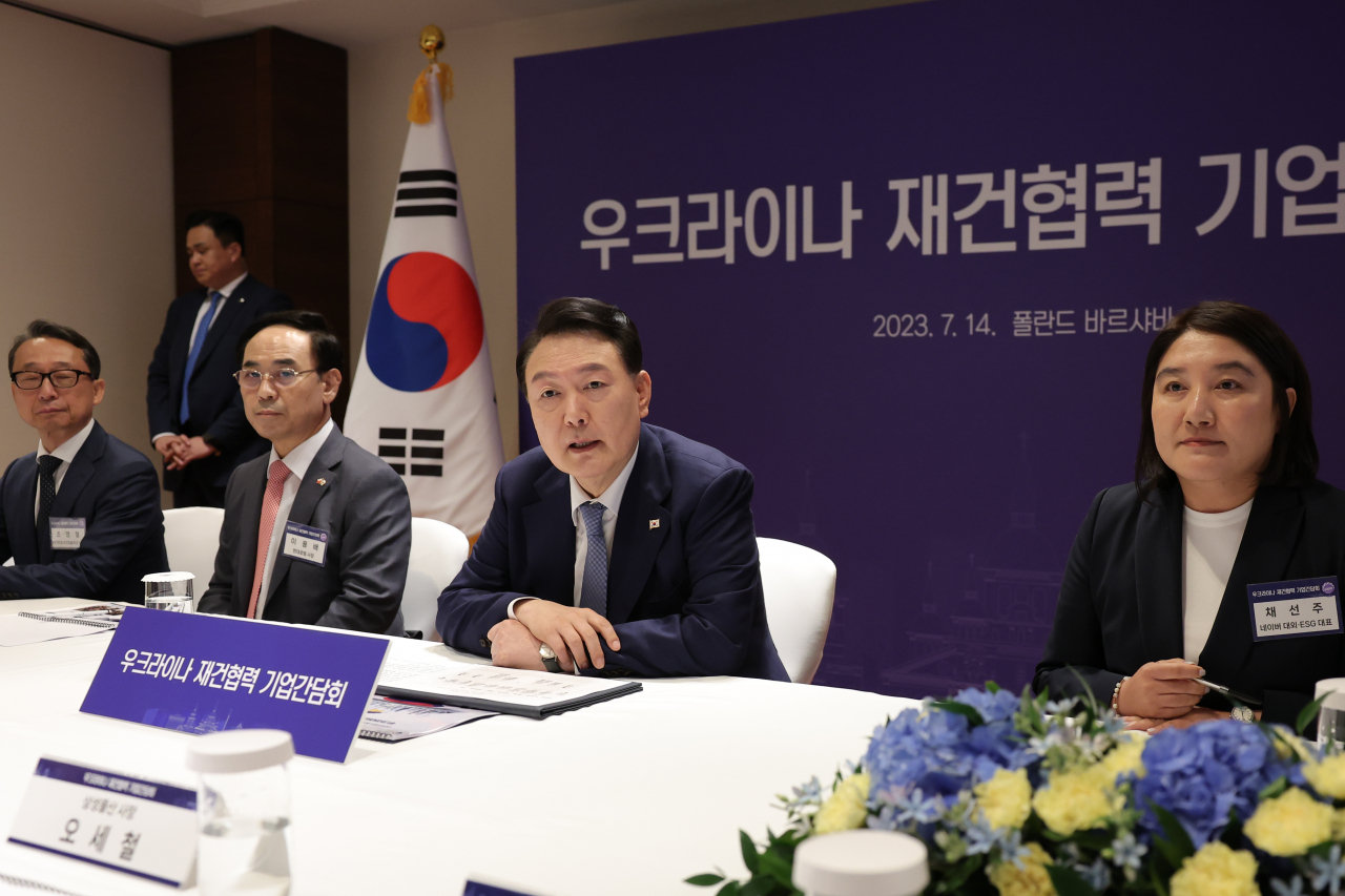 폴란드를 공식 방문 중인 윤석열 대통령이 14일(현지시간) 바르샤바 한 호텔에서 열린 우크라이나 재건 협력 기업 간담회에서 발언하고 있다. [연합]