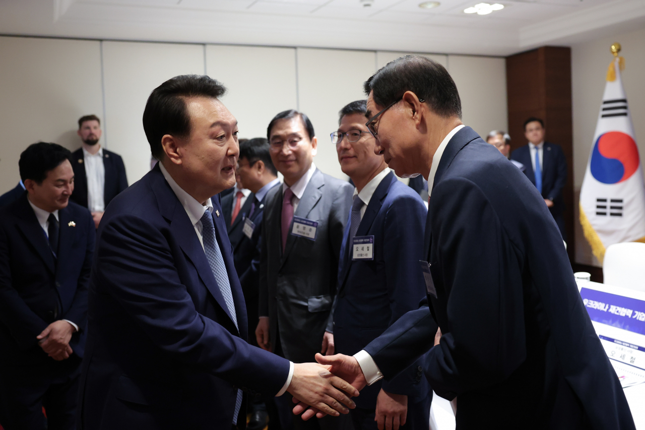 폴란드를 공식 방문 중인 윤석열 대통령이 14일(현지시간) 바르샤바 한 호텔에서 열린 우크라이나 재건 협력 기업 간담회에서 참석자들과 인사하고 있다. [연합]