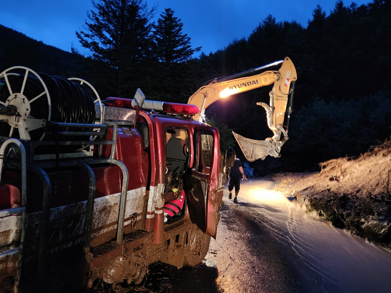 14일 오후 충남 논산시 양촌면 논산시립납골당 안에서 발생한 산사태 현장이 토사물과 부러진 시설물들로 아수라장이 됐다. 이날 산사태로 추모원 방문객 일가족 4명이 매몰돼 2명이 숨졌다. [연합]