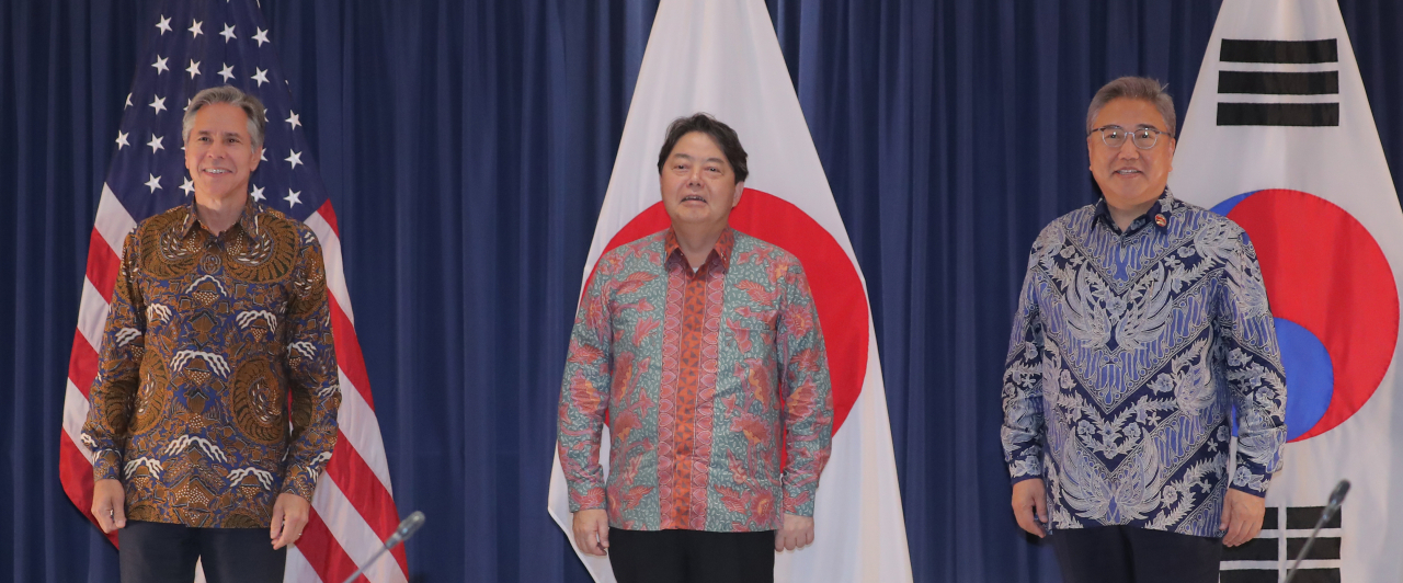 박진 외교부 장관이 14일(현지시간) 인도네시아 자카르타 더 세인트 레지스 자카르타에서 열린 한·미·일 외교장관 회담에서 토니 블링컨 미국 국무장관, 하야시 요시마사 일본 외무상과 기념 촬영을 하고 있다. [연합]