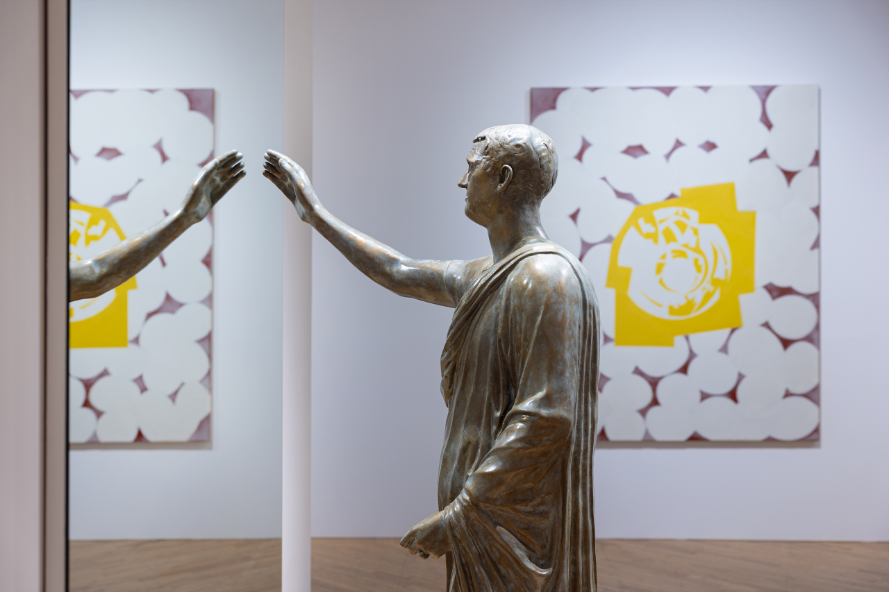 미켈란젤로 피스톨레토, 에트루리아인, 1976, 청동, 조각: 194 &times; 90 &times; 80 cm / 거울: 250&times; 200 cm, ‘위대한 이탈리아 비전: 파르네시나 컬렉션’ 전시전경 [파르네시나컬렉션 제공]