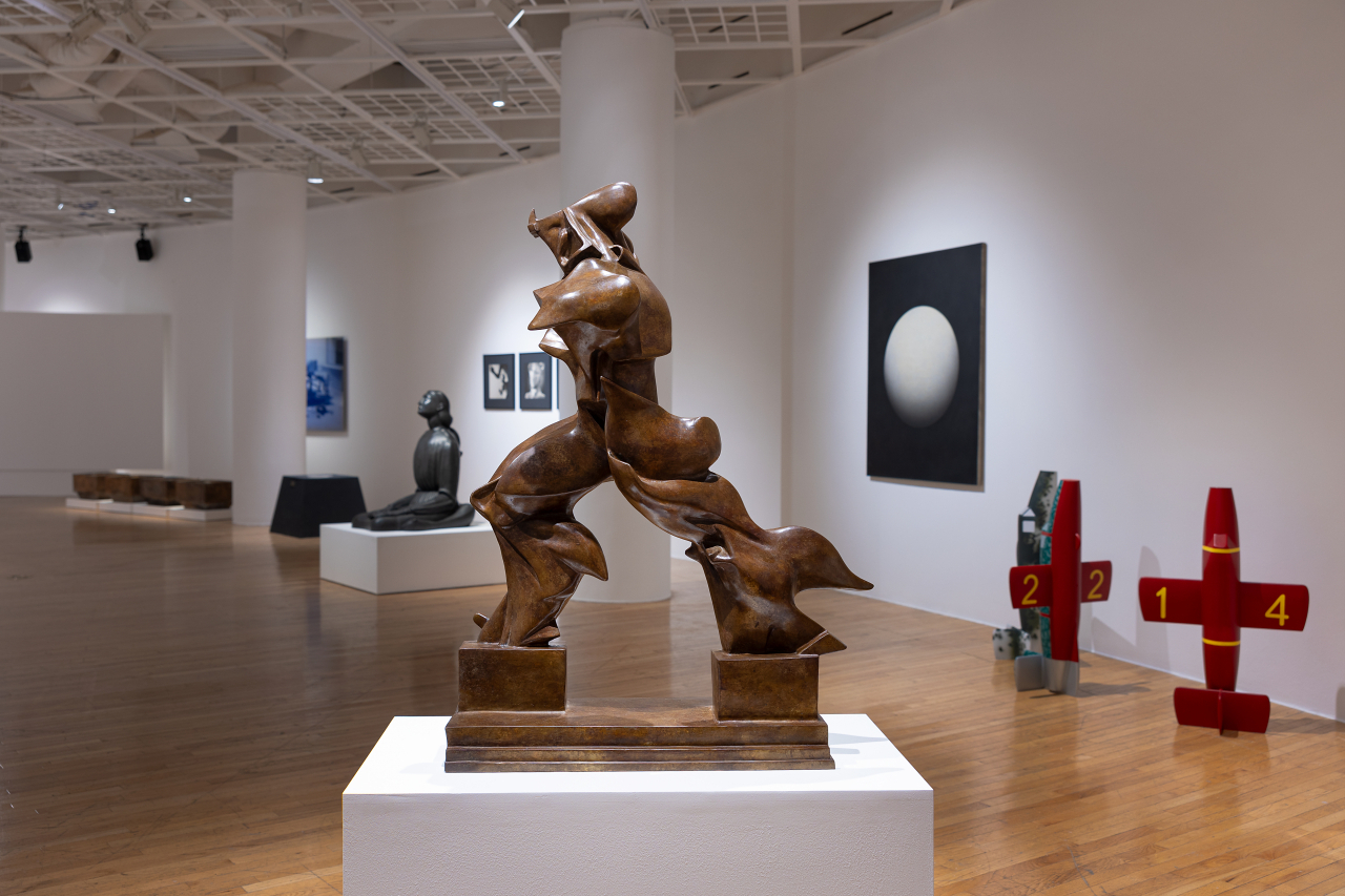 움베르토 보초니, 공간에서 연속하는 단일한 형태, 1913, 청동 주물(2005-2011), 118 &times; 89 &times; 39 cm, ‘위대한 이탈리아 비전: 파르네시나 컬렉션’ 전시전경 [파르네시나컬렉션 제공]