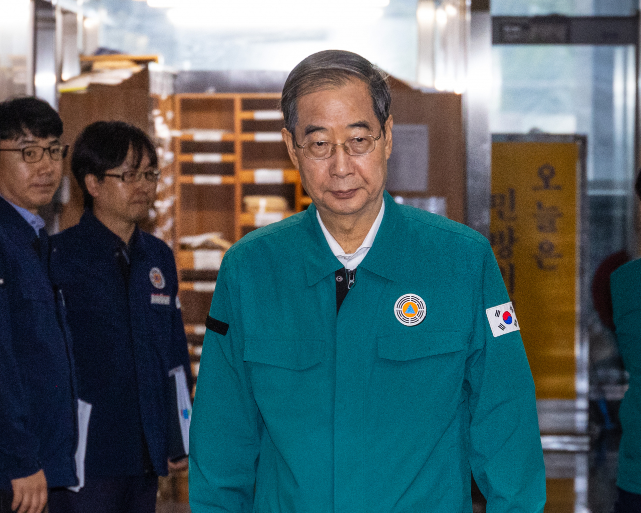 정체전선의 영향으로 충청과 전북 중심으로 집중호우가 내리고 있는 15일 오전 한덕수 국무총리가 서울 종로구 정부서울청사에서 열린 호우 대처 상황 점검 회의에 입장하고 있다. [연합]