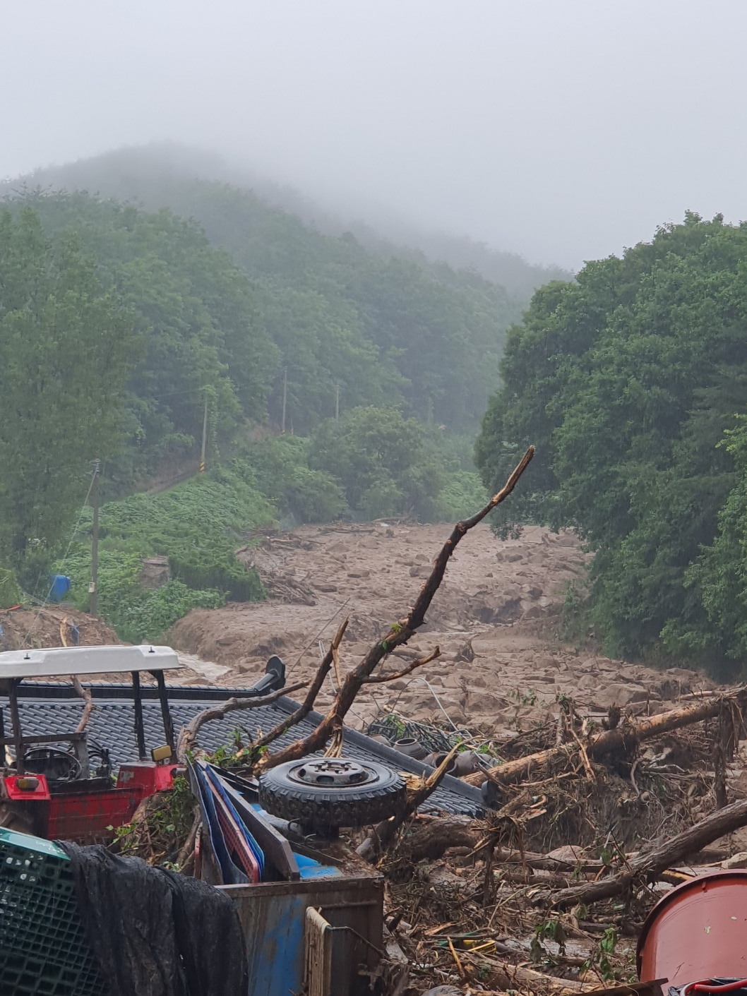 문경시 동로면 산사태 모습.[경북소방본부 제공]
