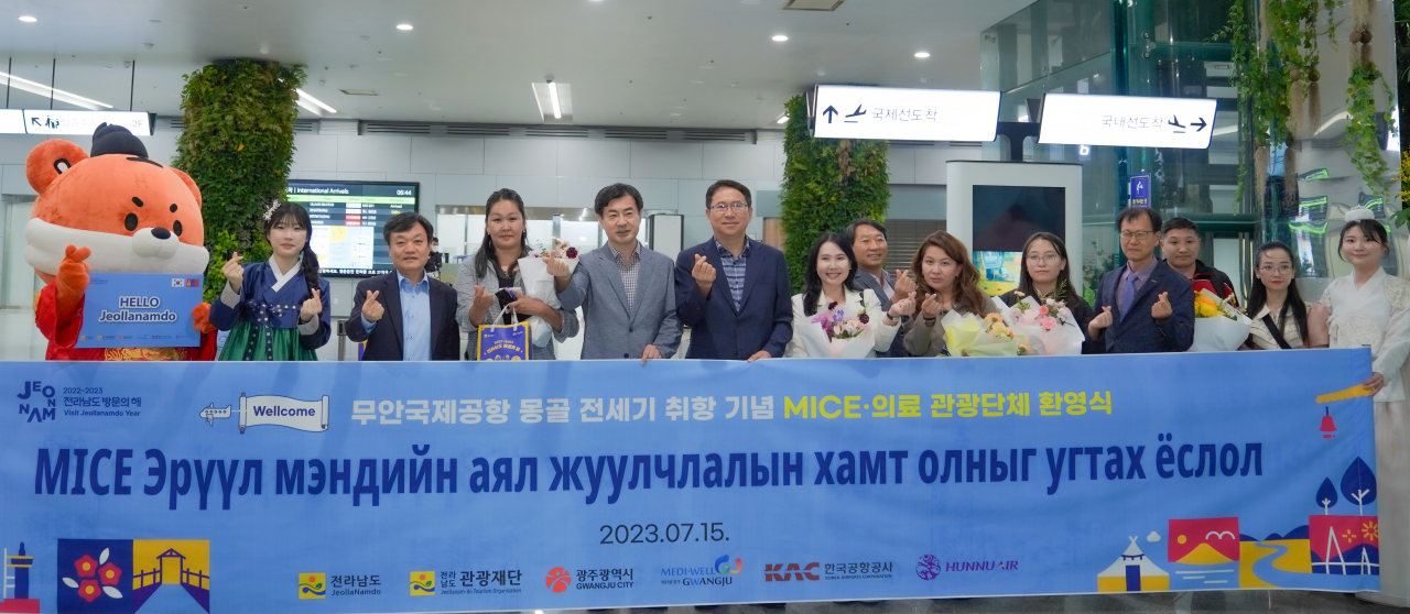 이날 무안공항에 입국한 몽골 의료관광객은 경증 환자를 비롯 몽골 제2금융권 관계자, 초‧중‧고 교사, 전력공사, 방송사 기자 등으로 구성됐다.
