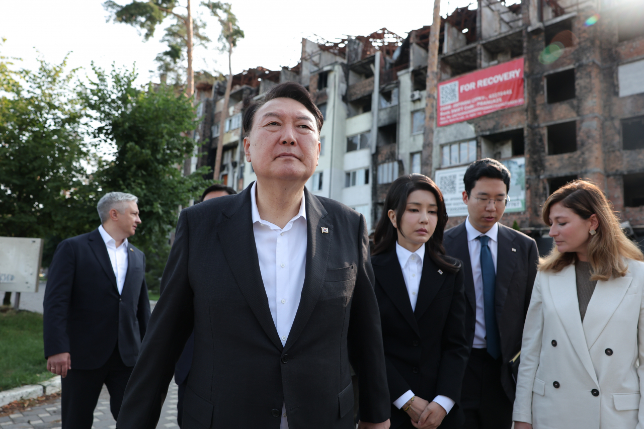 폴란드 수도 바르샤바에서 국빈급 공식 방문 일정을 마치고 우크라이나를 전격 방문한 윤석열 대통령과 김건희 여사가 15일(현지시간) 키이우 인근의 이르핀 민가 폭격 현장을 방문하고 있다. 윤 대통령은 이후 볼로디미르 젤렌스키 대통령과 정상회담을 열어 인도적 구호품을 포함한 지원 방안 등을 논의할 예정이다. [연합]