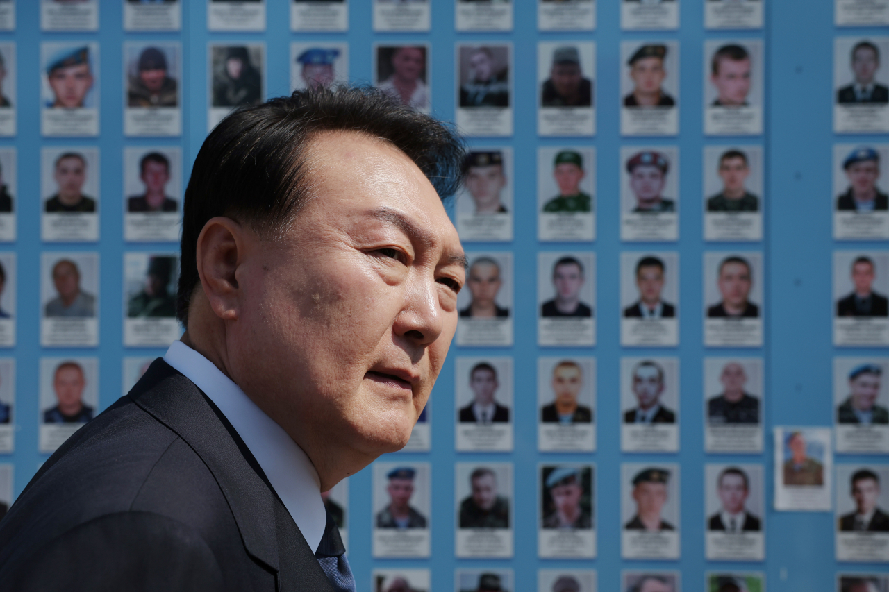 폴란드 수도 바르샤바에서 국빈급 공식 방문 일정을 마치고 우크라이나를 전격 방문한 윤석열 대통령이 15일(현지시간) 키이우 전사자 추모의 벽을 방문하고 있다. [연합]