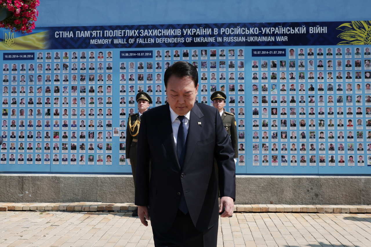President Yoon Suk Yeol, who made a surprise visit to Ukraine, pays his respects at the memorial wall in Kyiv on Saturday. (Yonhap)