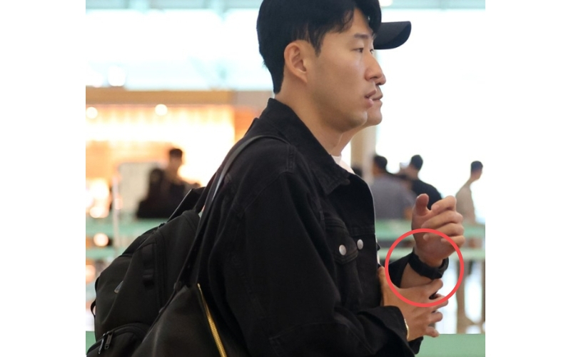14일 오전 인천국제공항을 통해 출국한 손흥민 선수가 ‘갤럭시워치 6’를 착용하고 있다. [연합]