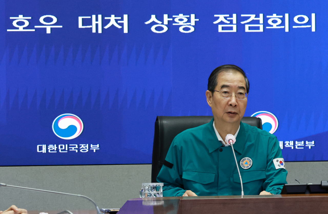 한덕수 국무총리가 지난 16일 오전 정부서울청사 상황실에서 호우 대처 상황 점검회의를 주재하고 있다.[연합]