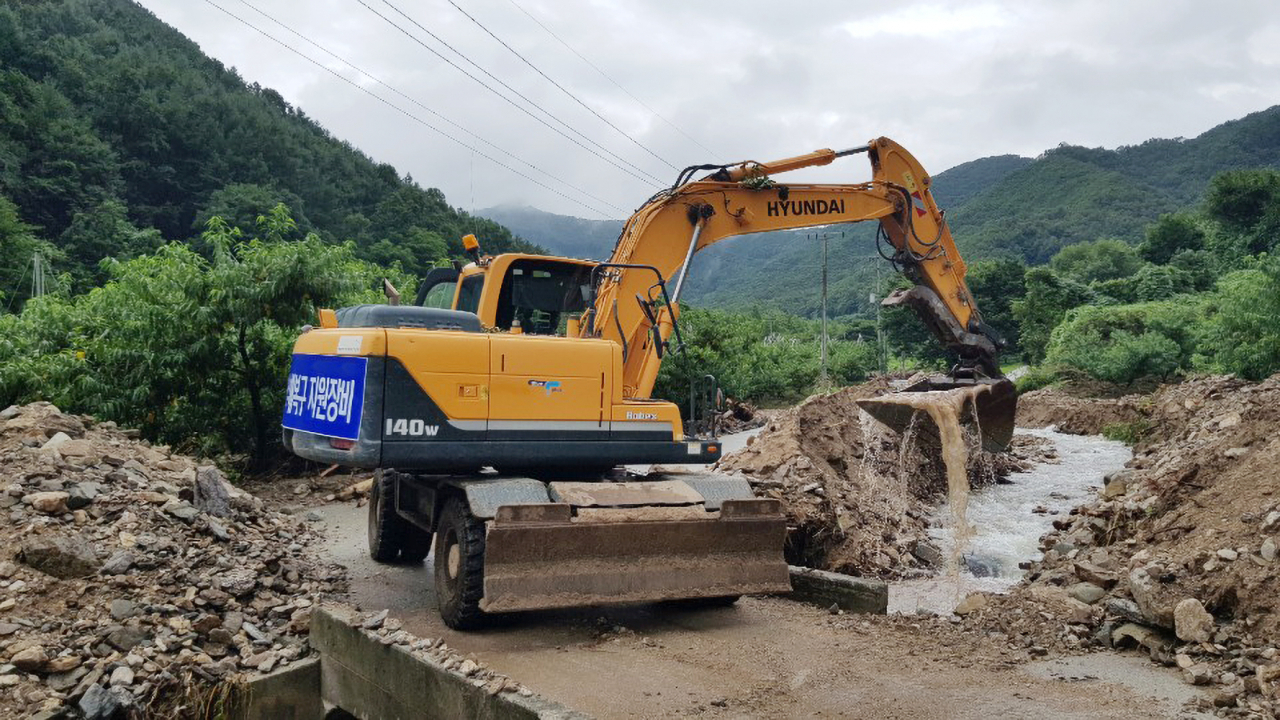 2020년 8월 수해 복구 현장에 투입된 HD현대건설기계 굴착기의 모습 [HD현대 제공]