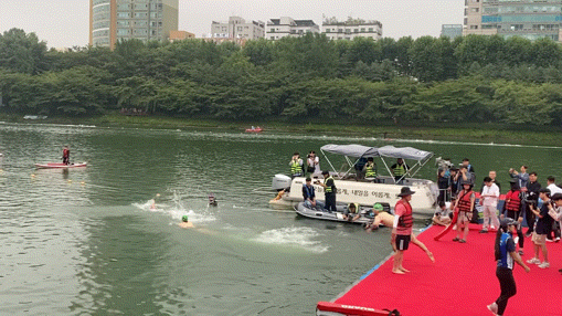 16일 오전 7시께 ‘2023 롯데 아쿠아슬론’ 대회 참가자들이 서울 송파구 석촌호수에 뛰어들고 있다. 신주희 기자