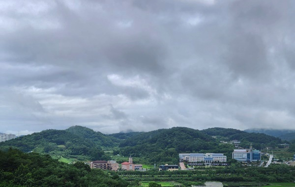 일요일인 16일 오후 장맛비가 잠시 소강상태인 가운데 순천시 해룡면 일대에 먹구름이 잔뜩 끼어 있다./박대성 기자.