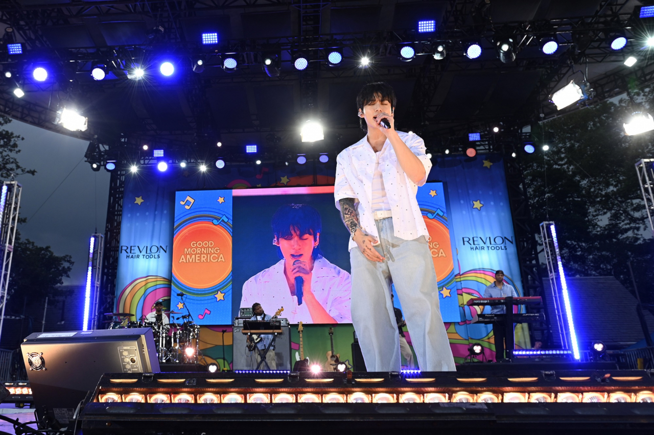 방탄소년단 정국이 미국 GMA 2023 서머 시리즈에 출연했다. [ABC/Paula Lobo]