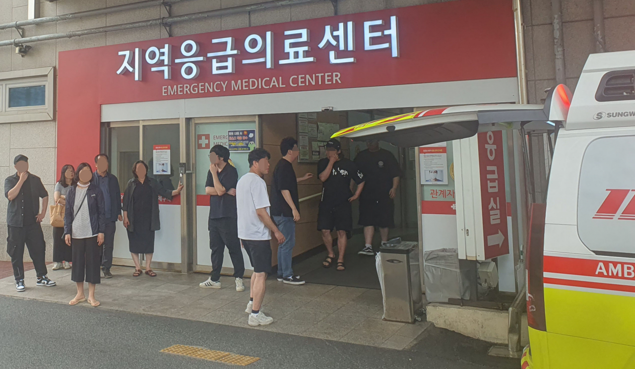 청주시 흥덕구 오송읍에서 발생한 궁평제2지하차도 침수 사고 실종자 가족들이 16일 수습된 시신들이 옮겨진 가경동 하나병원 응급실 입구에서 구급차 안을 바라보고 있다 . [연합]