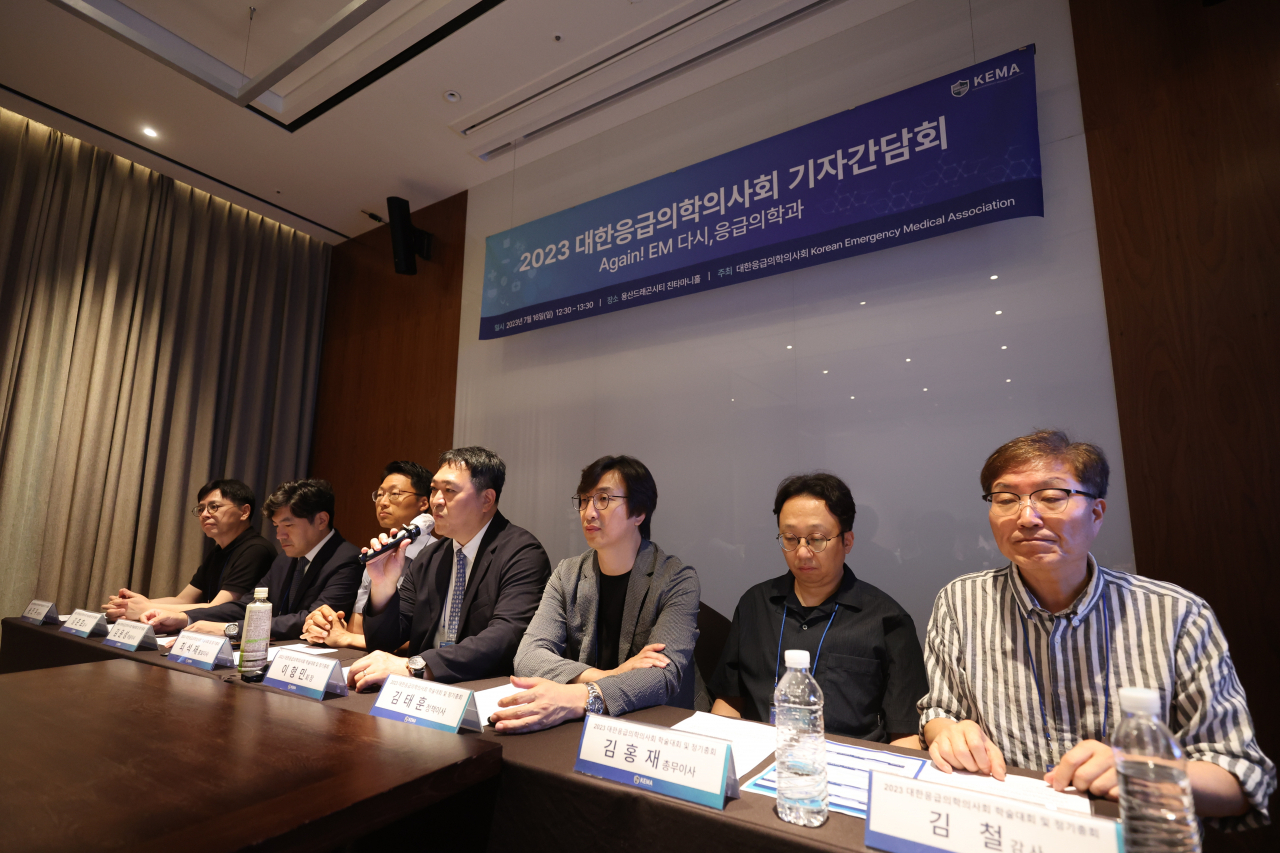 대한응급의학의사회 이형민 회장이 16일 서울 용산구 드래곤시티호텔에서 열린 기자회견에서 중증응급환자의 응급실 이송 지연과 환자 거부와 관련해 발언하고 있다. [연합]
