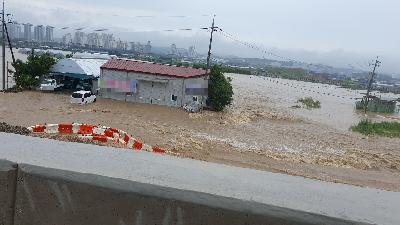 지난 15일 충북 청주시 흥덕구 오송읍의 제2 궁평지하차도 인근에서 과일 농장이 빗물에 휩쓸린 모습. [독자 제공]