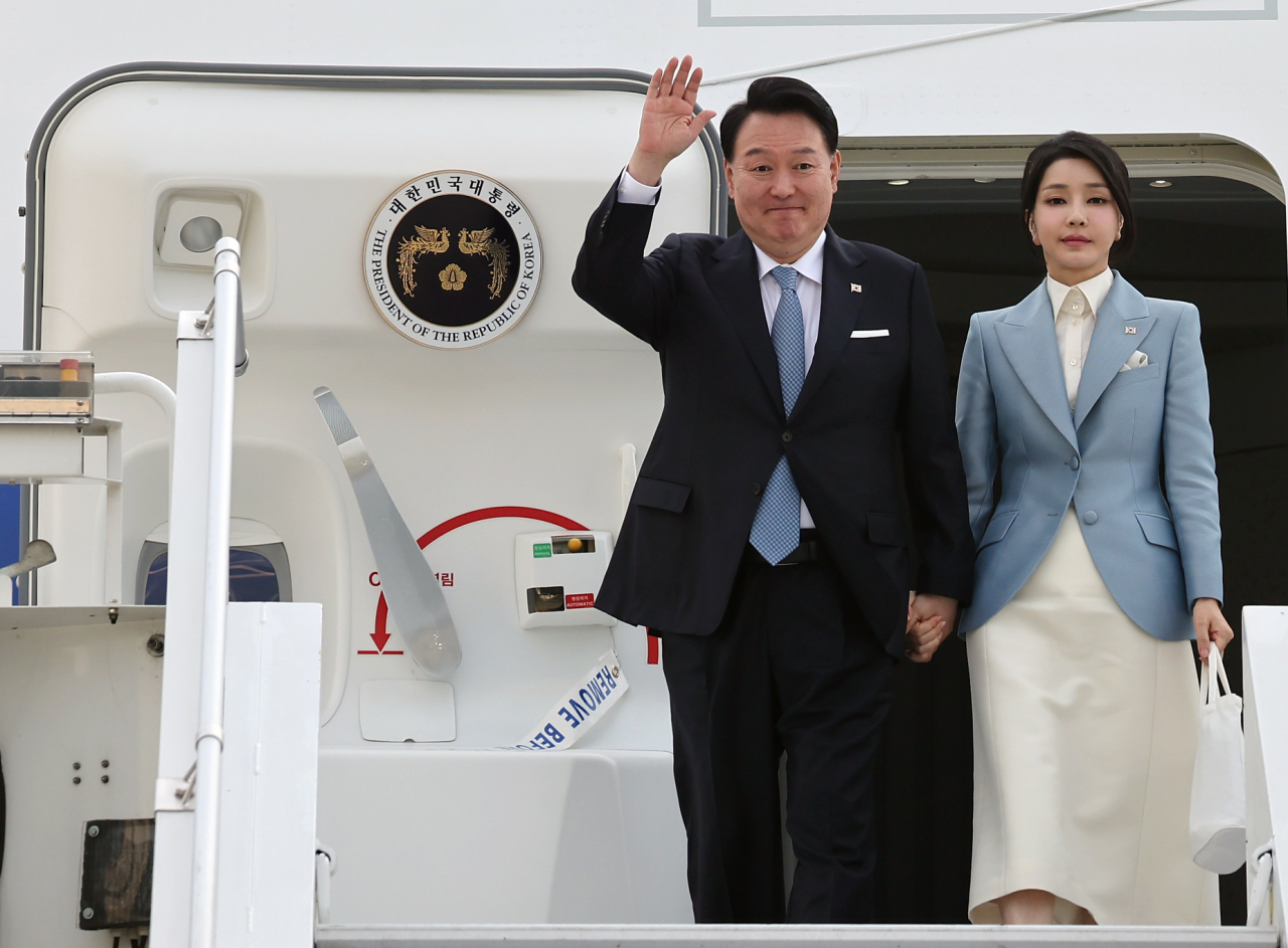 북대서양조약기구(NATO·나토) 정상회의 참석을 마치고 폴란드 공식 방문 일정에 들어가는 윤석열 대통령과 김건희 여사가 지난 12일 오후(현지시간) 바르샤바 쇼팽 국제공항에 도착, 전용기인 공군 1호기에서 내리며 영접객을 향해 손을 들어 인사하고 있다. [연합]