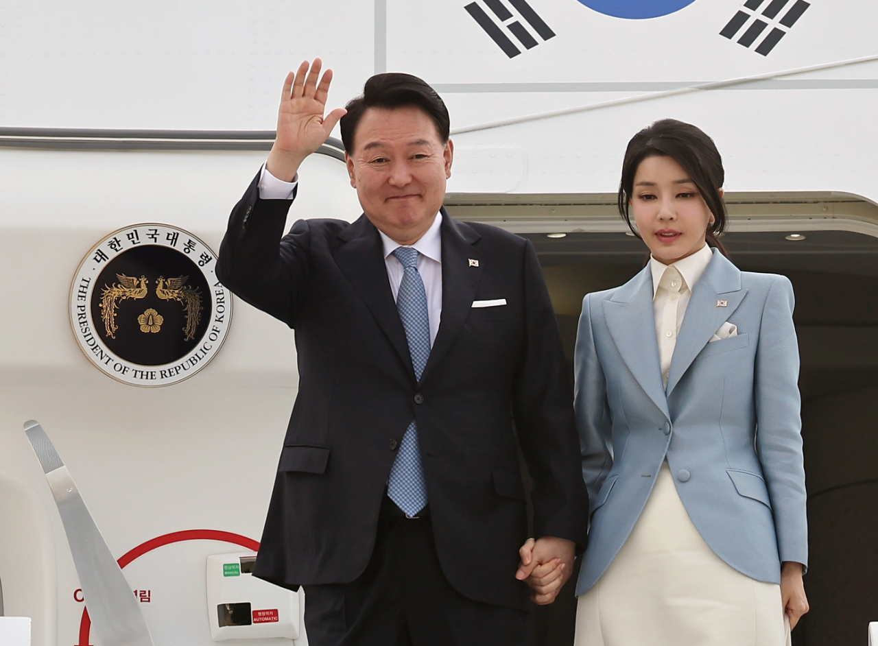 북대서양조약기구(NATO·나토) 정상회의 참석을 마치고 폴란드 공식 방문 일정에 들어가는 윤석열 대통령과 김건희 여사가 지난 12일 오후(현지시간) 바르샤바 쇼팽 국제공항에 도착, 전용기인 공군 1호기에서 내리며 영접객을 향해 손을 들어 인사하고 있다. [연합]