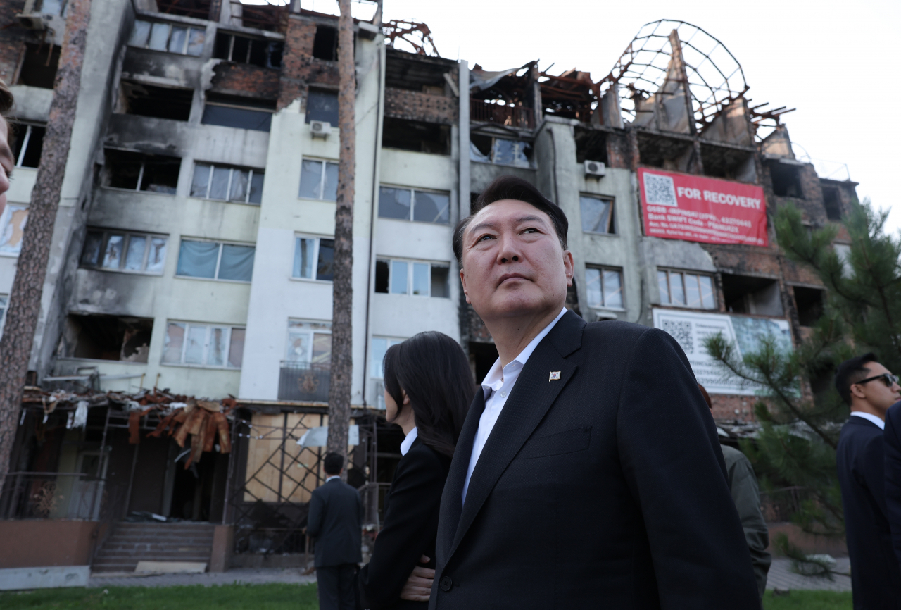 폴란드 수도 바르샤바에서 국빈급 공식 방문 일정을 마치고 우크라이나를 전격 방문한 윤석열 대통령과 김건희 여사가 지난 15일(현지시간) 키이우 인근의 이르핀 민가 폭격 현장을 방문하고 있다. [연합]