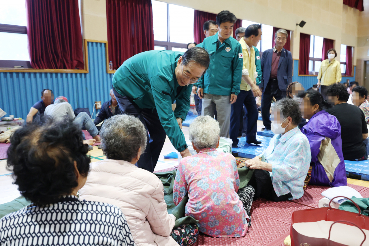 한덕수 국무총리가 16일 충남 논산시 성동면 성동초등학교에 마련된 이재민 임시대피소를 방문, 이재민을 위로하고 있다. [연합]