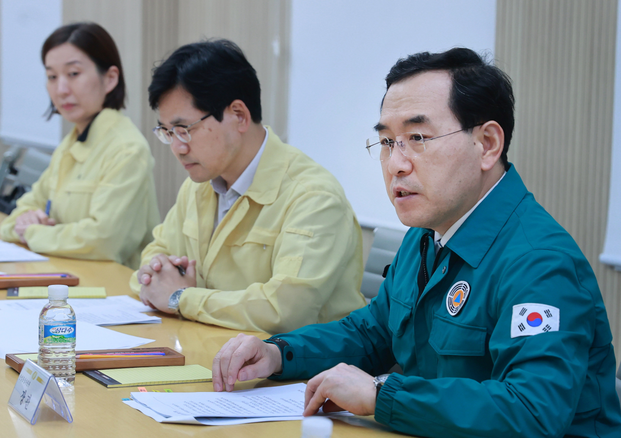 이창양(오른쪽 첫번째) 산업통상자원부 장관이 16일 서울 중구 한국전력 서울본부에서 주재한 에너지·산업시설 점검회의에서 집중호우 피해 상황을 확인하고 대응 체계를 점검하고 있다. 윤석열 대통령의 유럽 순방을 수행했던 이 장관은 이날 귀국하자마자 곧바로 점검 회회를 주재했다. [산업통상자원부 제공]