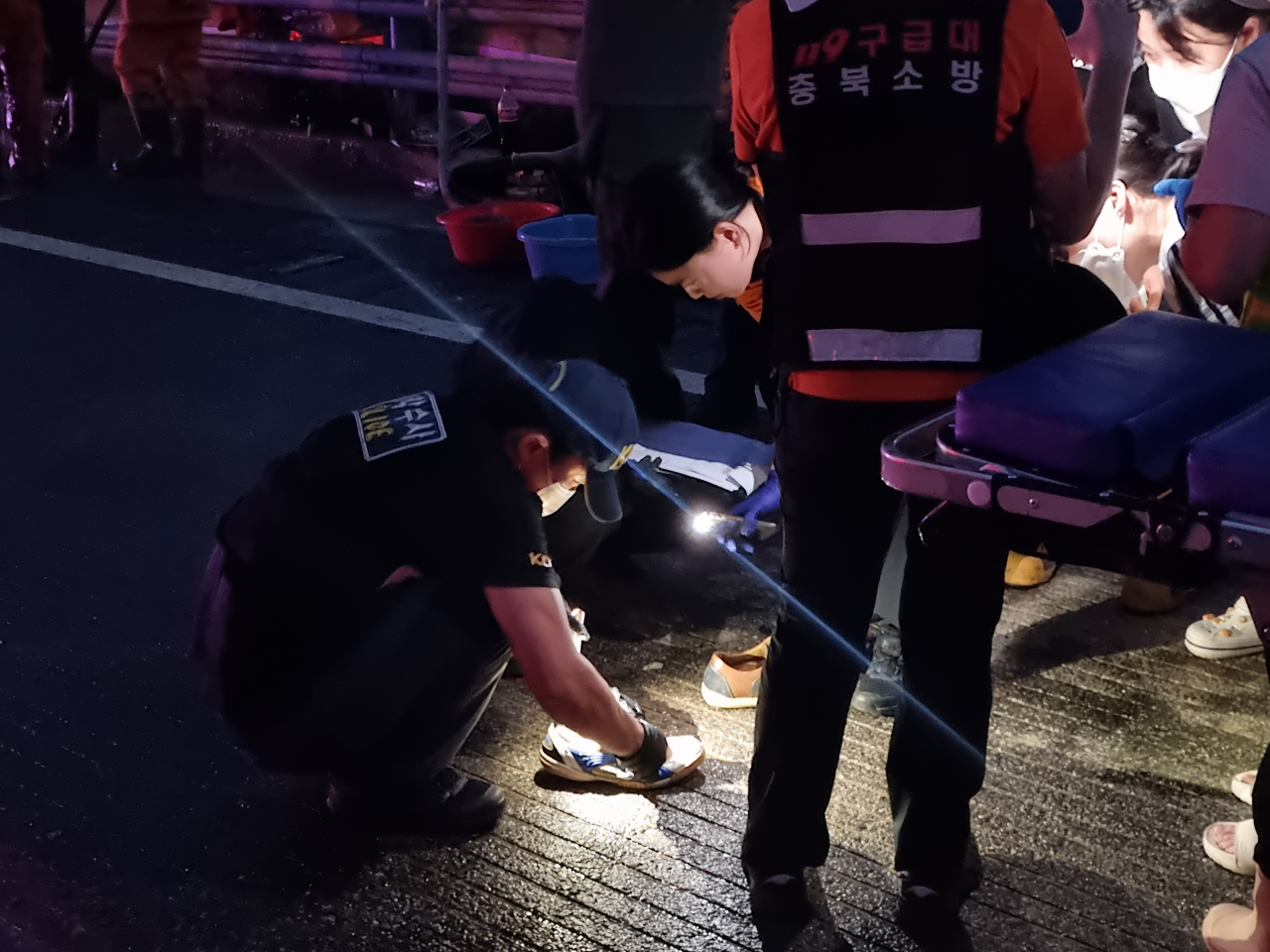 구조당국이 16일 오후 충북 청주시 흥덕구 오송읍 궁평제2지하차도에서 침수 현장에 있었을 것으로 추정되는 사고 피해자의 소지품을 수습했다. 소지품이 실종자의 것인지, 생존자의 것인지는 아직 확인되지 않은 상태다. 홍태화(청주) 기자