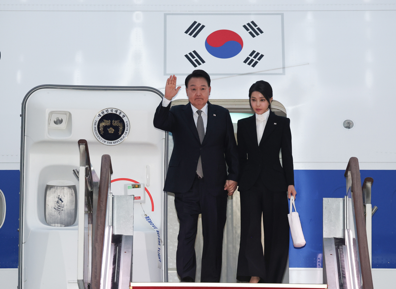 리투아니아에서 열린 북대서양조약기구(NATO·나토) 정상회의와 폴란드·우크라이나 방문을 마친 윤석열 대통령이 17일 성남 서울공항을 통해 귀국, 공군 1호기에서 내리며 인사하고 있다. [연합]