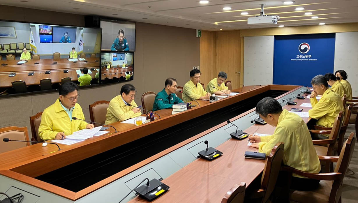 이정식 고용노동부 장관이 16일 고용노동부에서 폭우로 인한 사업장 안전 상황을 점검하기 위한 긴급회의를 개최, 회의를 진행하고 있다. [연합]