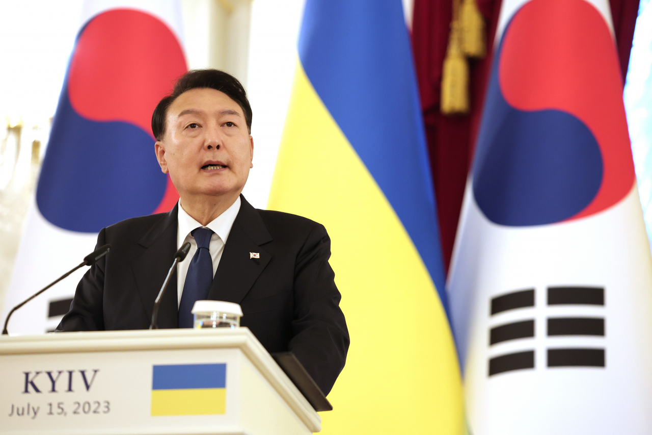 윤석열 대통령이 15일(현지시간) 우크라이나 수도 키이우의 대통령 관저인 마린스키궁에서 볼로디미르 젤렌스키 우크라이나 대통령과 한-우크라이나 정상회담을 마친 뒤 공동 언론발표를 하며 발언하고 있다. [연합]