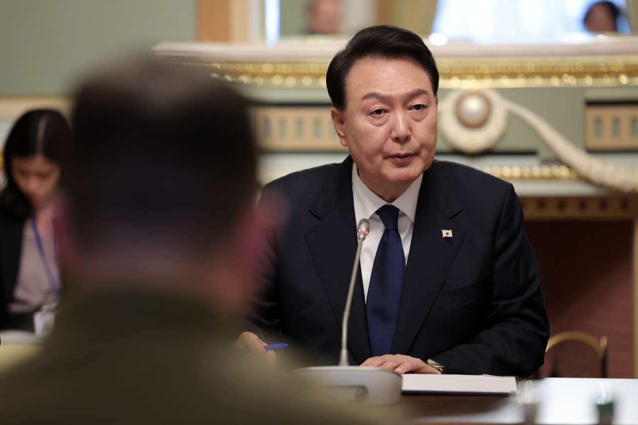 윤석열 대통령이 15일(현지시간) 우크라이나 수도 키이우의 대통령 관저인 마린스키궁에서 열린 한-우크라이나 확대 정상회담에서 발언하고 있다. [연합]