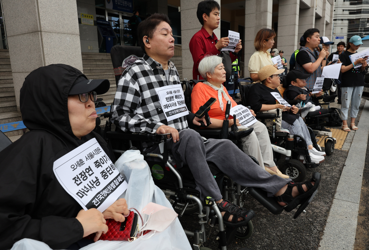15일 오후 서울 남대문경찰서 앞에서 전장연 관계자들이 전날 박경석 전장연 대표가 경찰에 체포된 것과 관련해 규탄 기자회견을 하고 있다. [연합]