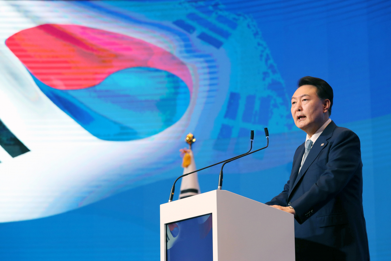 폴란드를 공식 방문 중인 윤석열 대통령이 지난 14일(현지시간) 바르샤바 한 호텔에서 열린 한·폴란드 비즈니스 포럼에서 축사하고 있다. [연합]