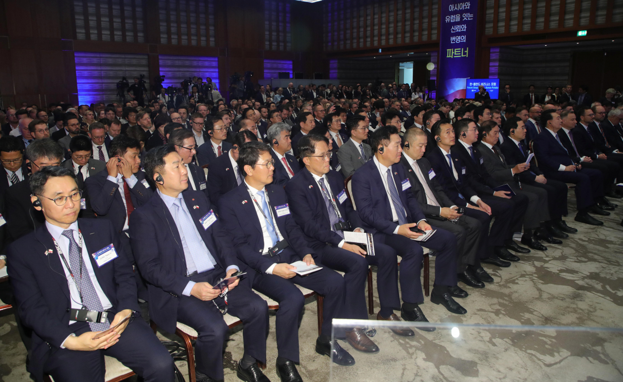 정연인 두산에너빌리티 사장(앞줄 왼쪽부터), 김용석 롯데정밀화학 대표이사, 홍현성 현대엔지니어링 대표이사, 김철중 SK아이이테크놀로지 사장, 한종희 삼성전자 부회장, 구자은 LS 회장, 김동관 한화 부회장, 구광모 LG 회장, 김병준 전경련 회장 직무대행, 이창양 산업통상자원부 장관, 윤석열 대통령, 안제이 두다 폴란드 대통령, 발데마르 부다 폴란드 경제개발기술부 장관이 14일(현지시간) 바르샤바 한 호텔에서 열린 한·폴란드 비즈니스 포럼에 참석하고 있다. [연합]