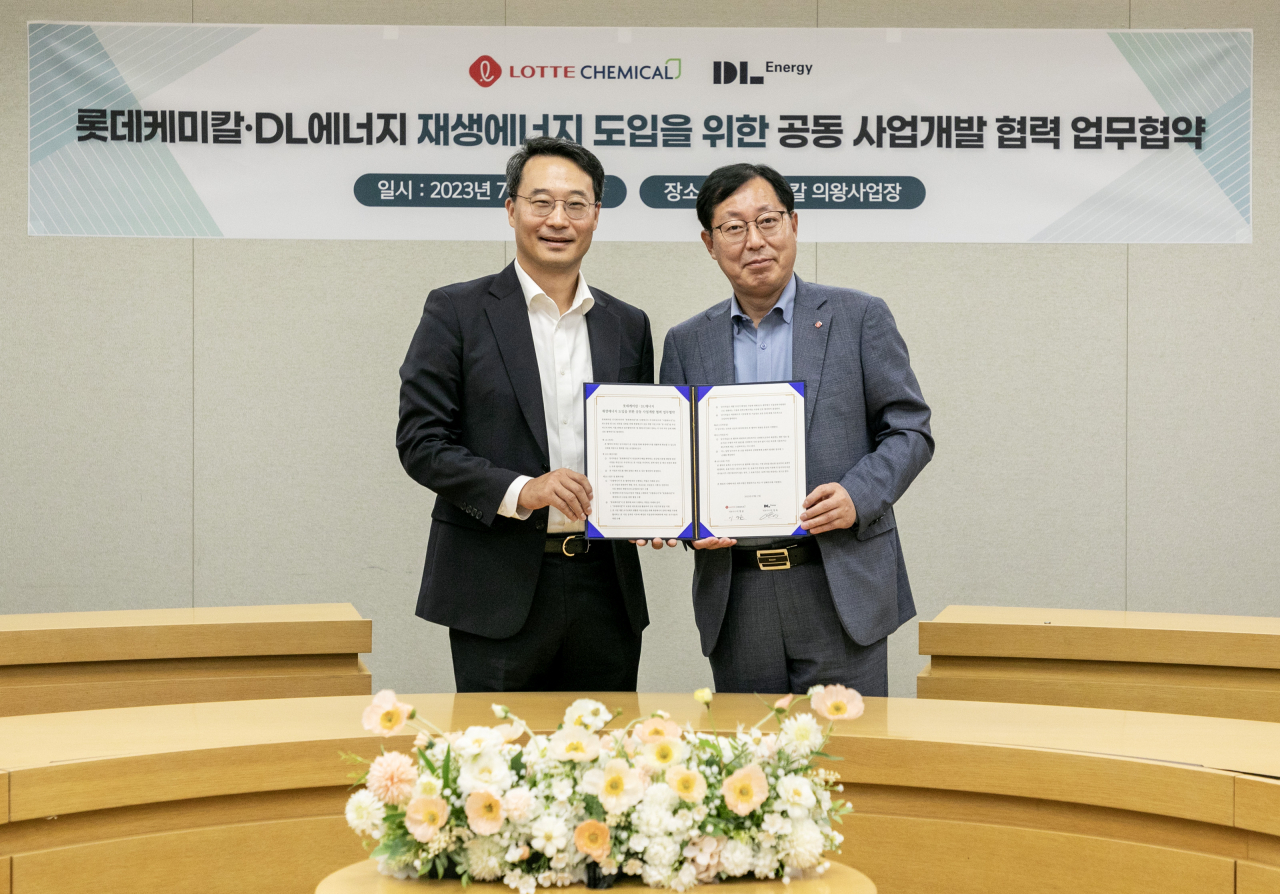 17일 롯데케미칼 경기도 의왕사업장에서 국내 재생에너지 도입을 위해 ‘재생에너지 발전사업 공동개발 업무협약(MOU)’ 체결식이 열렸다. 왼쪽부터 이영준 롯데케미칼 첨단소재사업 이영준 대표, 이정욱 DL에너지 이정욱 대표. [롯데케미칼 제공]
