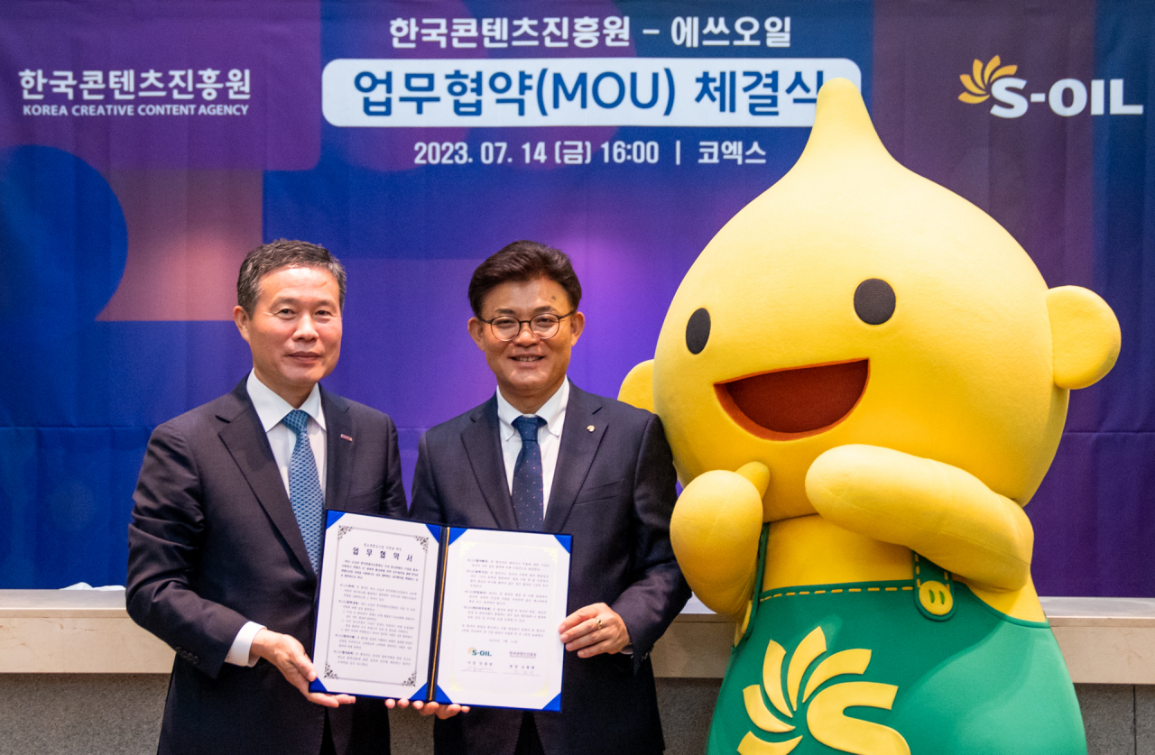 안종범(오른쪽) S-OIL 마케팅총괄 사장과 조현래(왼쪽) 한국콘텐츠진흥원 원장이 MOU 체결 이후 기념사진을 촬영하고 있다. [S-OIL 제공]
