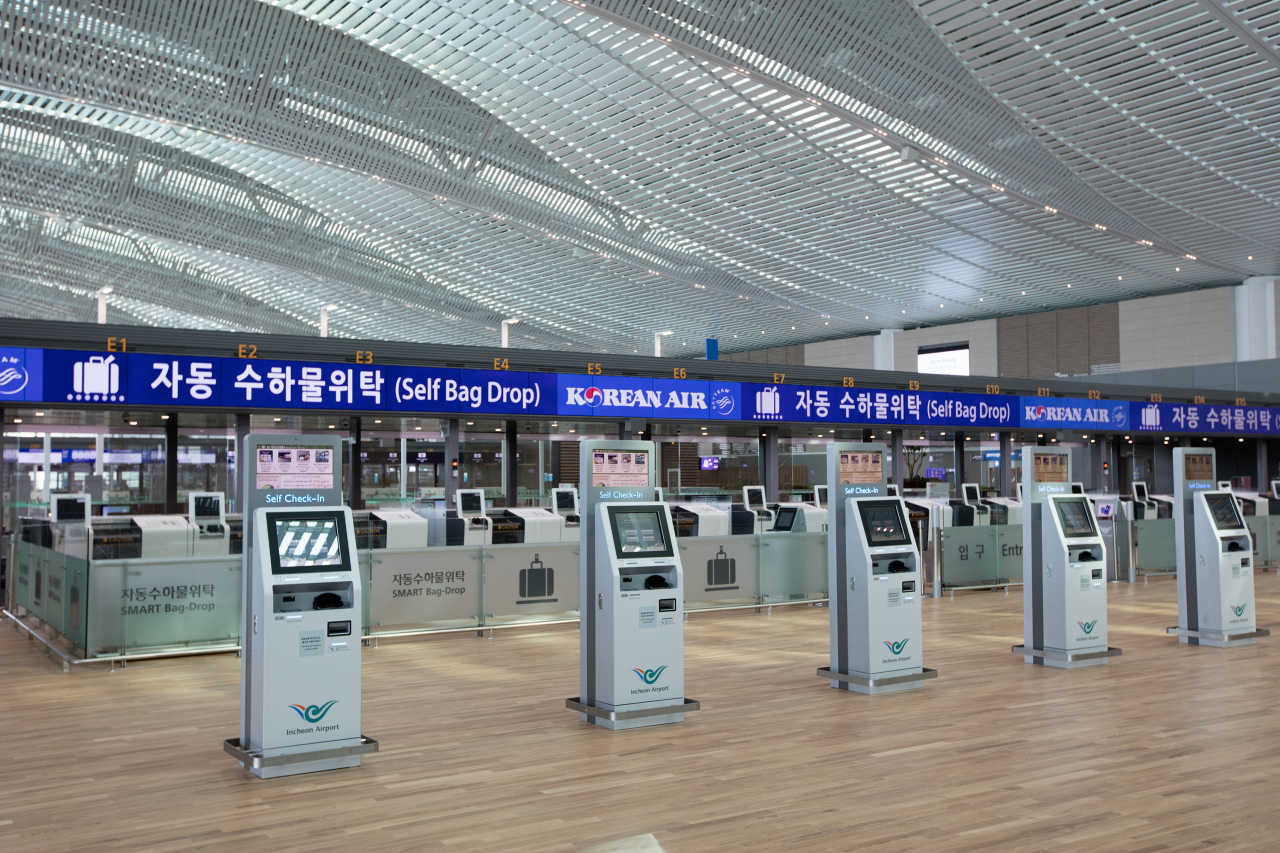 인천국제공항 제2여객터미널 셀프 백드롭(Self Bag-Drop) 서비스 카운터 전경. [대한항공 제공]