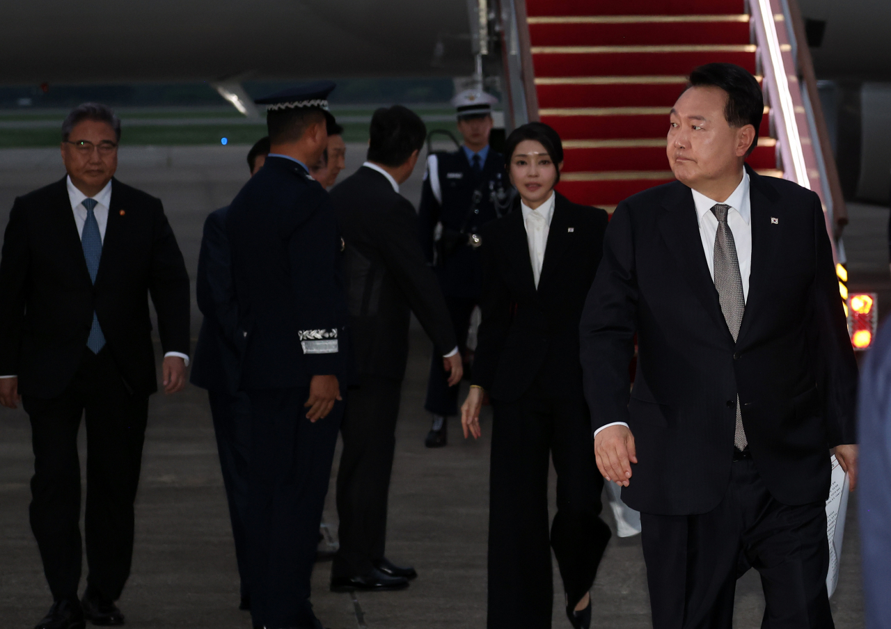 리투아니아에서 열린 북대서양조약기구(NATO·나토) 정상회의와 폴란드·우크라이나 방문을 마친 윤석열 대통령과 김건희 여사가 17일 성남 서울공항을 통해 귀국하고 있다. [연합]