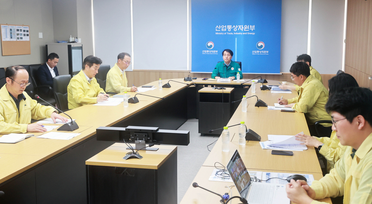 장영진(가운데) 산업통상자원부 장관이 17일 정부세종청사에서 주요 산업단지 안전점검회의를 주재하고 있다.[산업통상자원부 제겅]