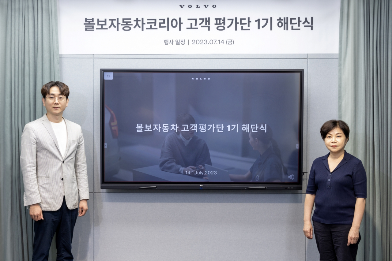 지난 14일 서울 강남구 본사에서 열린 ‘볼보자동차 고객평가단’ 1기 온라인 해단식에서 이한구(왼쪽부터) 고객 서비스팀 차장, 송경란 고객 서비스 총괄 전무가 기념사진을 촬영하고 있다. [볼보자동차코리아 제공]