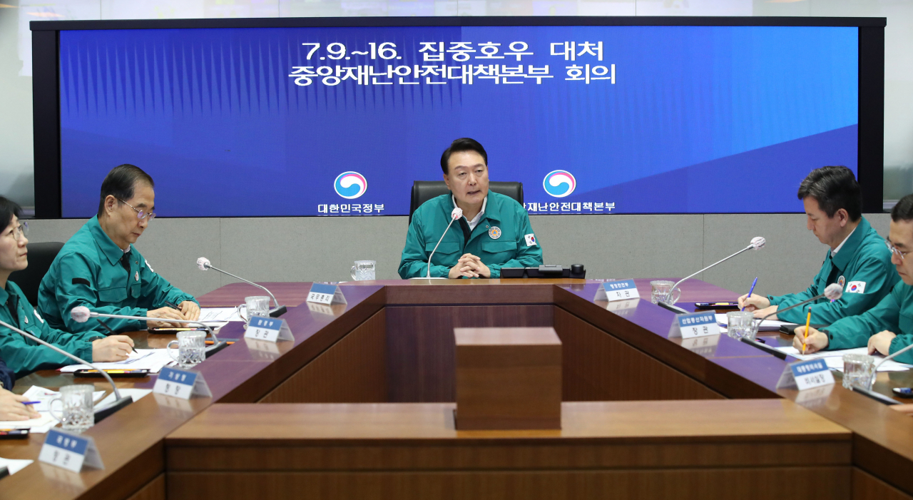 6박 8일간 리투아니아·폴란드·우크라이나 순방을 마치고 귀국한 윤석열 대통령이 17일 오전 정부서울청사에서 열린 집중호우 대처 중앙재난안전대책본부(중대본) 회의를 주재하고 있다. [연합]