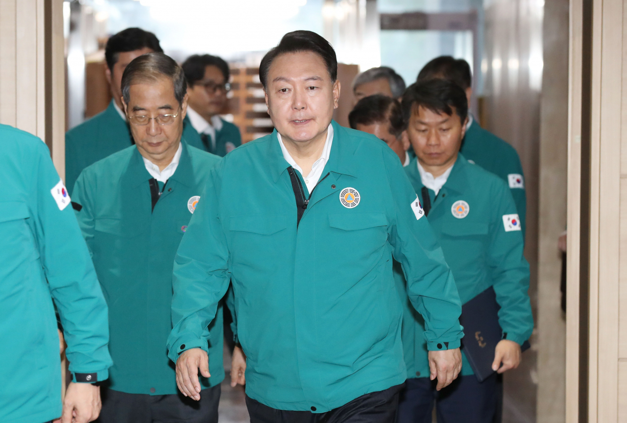 6박 8일간 리투아니아·폴란드·우크라이나 순방을 마치고 귀국한 윤석열 대통령이 17일 오전 정부서울청사에서 열린 집중호우 대처 중앙재난안전대책본부(중대본) 회의를 주재하기 위해 입장하고 있다. [연합]