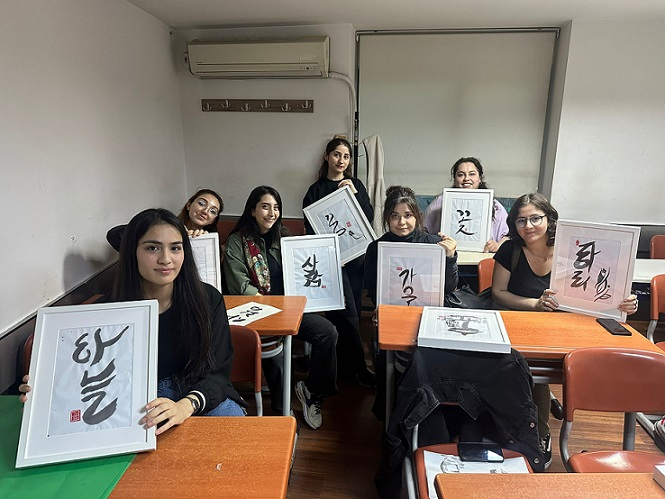 Turkish students pose for a photo showing their calligraphy art pieces. (King Sejong Institute in Istanbul)