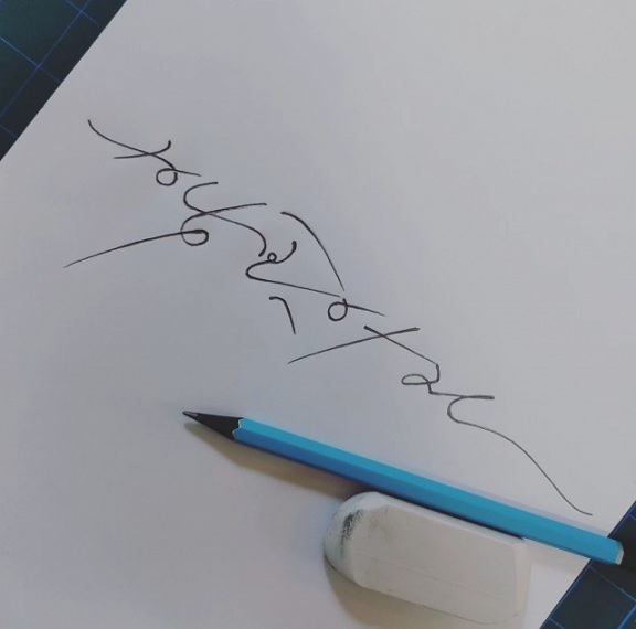 The Korean expression “행복하자,” which means ”let‘s be happy,“ is written in calligraphy by Kim Ssdam. (Kim Ssdam)