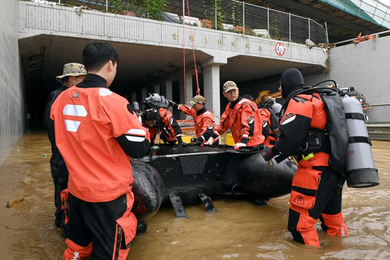 공군 제6탐색구조전대 항공구조사들이 16일 충북 청주 오송 궁평지하차도 실종자 수색작전을 펼치고 있다. [공군 제공]