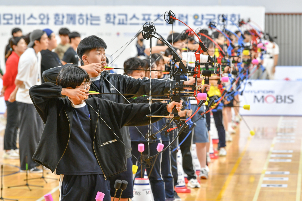 ‘2023 현대모비스와 함께 하는 학교 스포츠클럽 양궁대회’ 참가자들이 활 솜씨를 뽐내고 있다. [현대모비스 제공]
