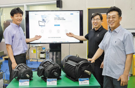 한국전기연구원의 한필완(왼쪽부터)·김동준·최재학 책임연구원이 슈퍼 프리미엄급(IE4)급 산업용 전동기를 개발하고, 기술 확산을 위한 오픈 플랫폼 구축에도 성공했다. [한국전기연구원 제공]