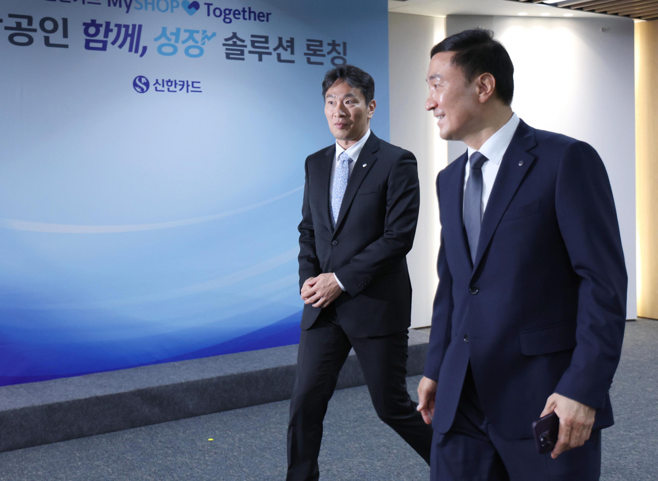 이복현 금융감독원장과 문동권 신한카드 사장이 17일 오전 서울 중구 신한카드 본사에서 열린 신한카드 '소상공인 함께, 성장 솔루션' 론칭 행사에 입장하고 있다. [연합]